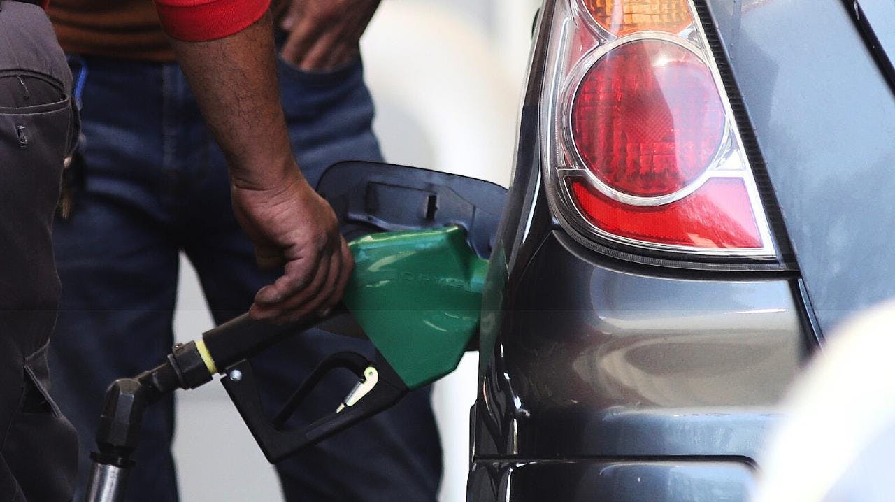 Previo a fiestas de fin de año: precio de todas las bencinas y el diésel bajarán según Enap