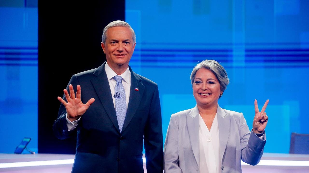 Jara acusa "propuestas clandestinas" de Kast y él responde que "le quedan días para seguir mintiendo"