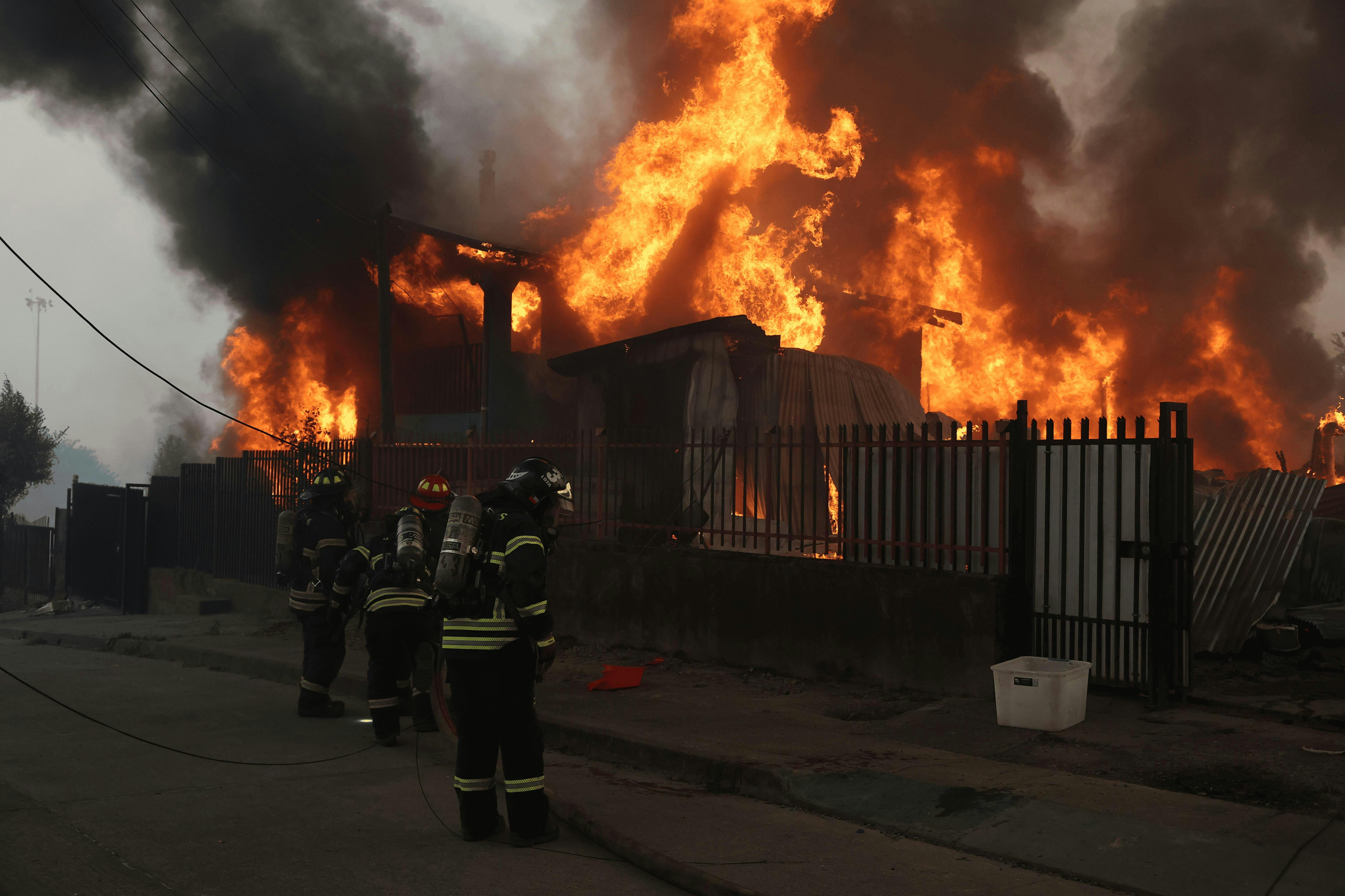 Gobernador de Biobío dice que alertas SAE “se enviaron con tiempo” pero “la velocidad del incendio fue brutal”