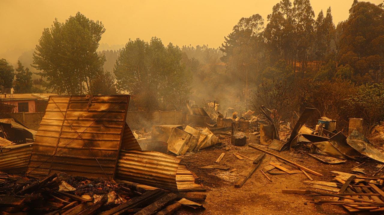 Siguen en combate los incendios forestales en las Regiones de Ñuble y Biobío, que dejan 19 personas fallecidas