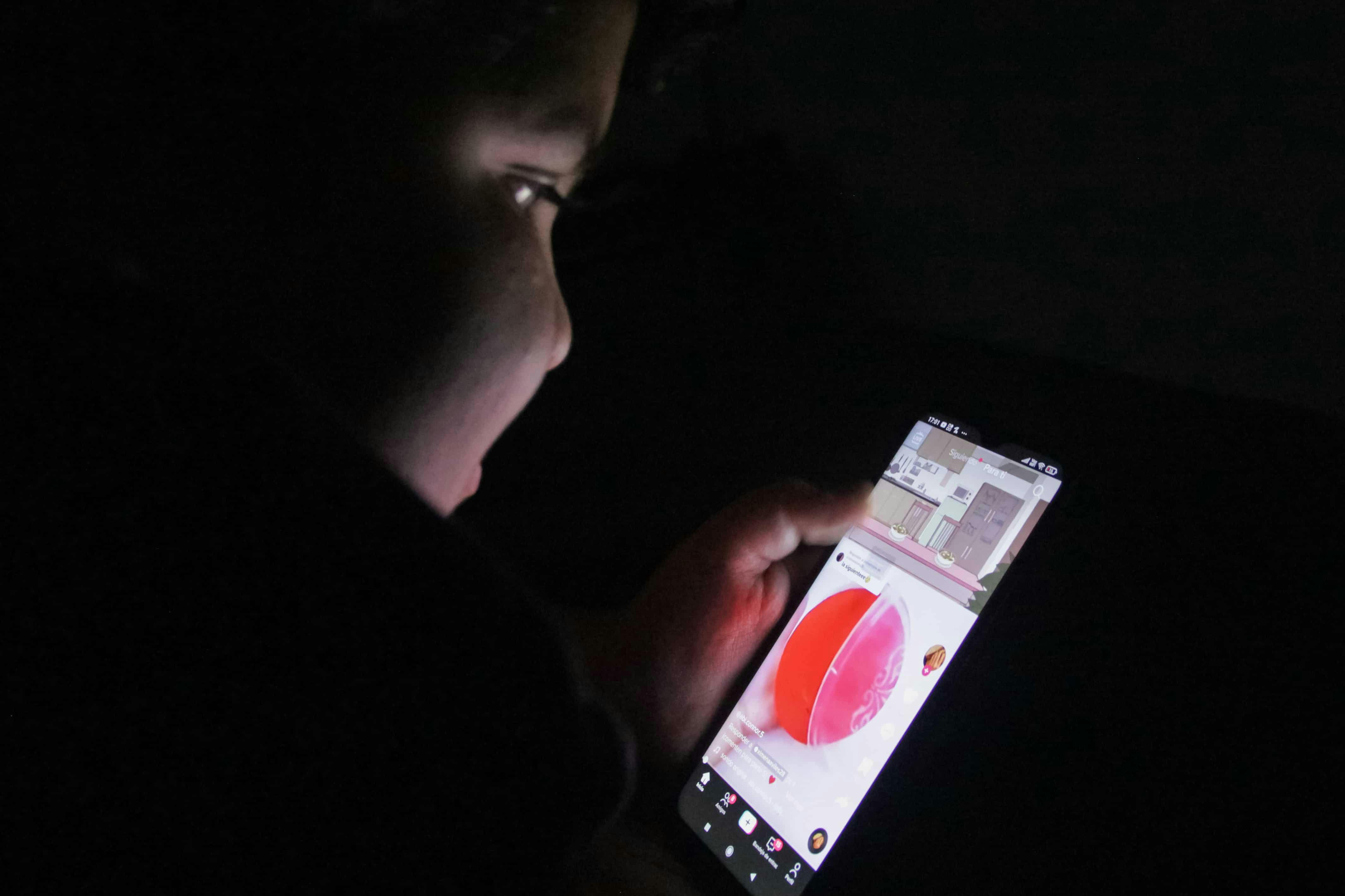 “Produce daño”: experto revela el desconocido efecto de pantallas sobre la piel