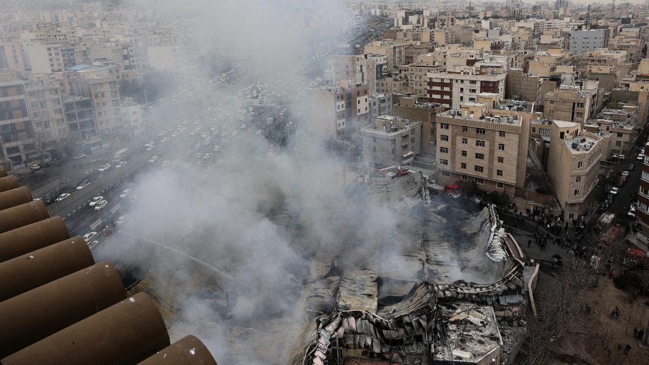 Israel ataca al “Estado policial” de Irán y la guerra aumenta el precio de la bencina en Estados Unidos