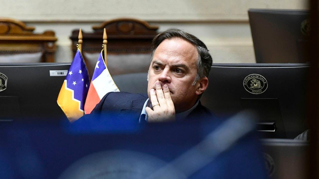 Senador Walker por reforma a ley SADP: Kast "sabe que que no puede ganarse la oposición de todos los hinchas del fútbol"