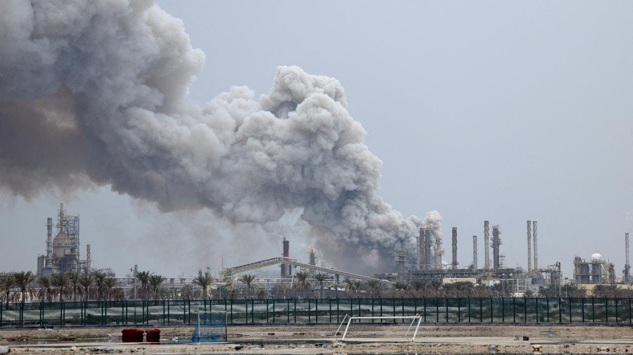 El petróleo supera la barrera de los 100 dólares por extensión del conflicto en Medio Oriente