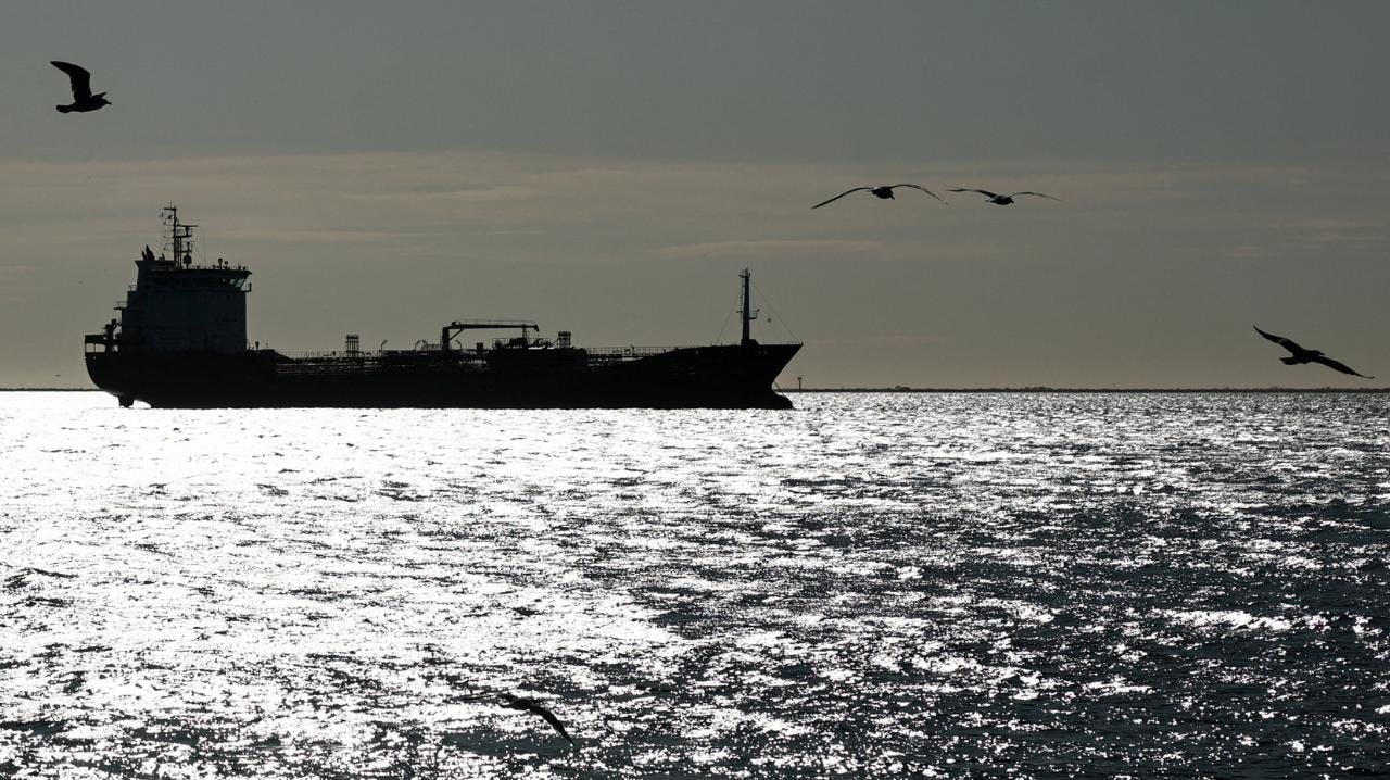 Estados Unidos permitirá a otros países comprar petróleo ruso varado en alta mar, en un intento por contener el alza del precio de la energía