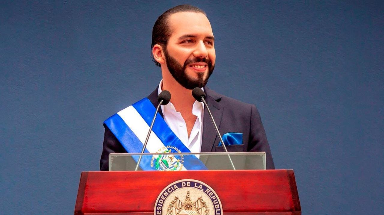 Autor del libro “Bukele, el rey desnudo”: “En Chile mucha gente menciona que le gustaría el modelo Bukele (...) si quieren optar por eso les deseo suerte”