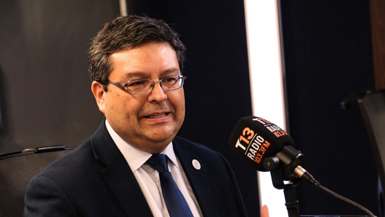 Lorenzo Reyes-Bozo, decano UDLA, y "sobrerreacción" tras alza en combustibles: "Para una persona normal es solamente una carga"