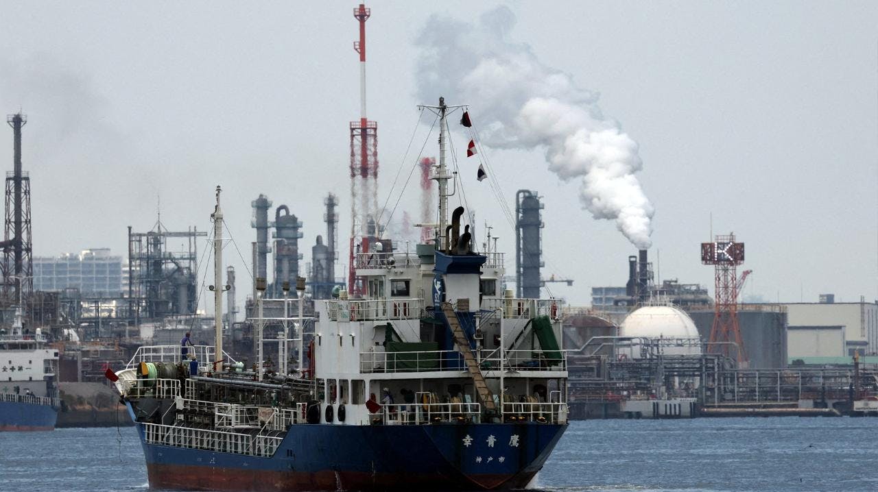 Las bolsas mundiales caen y el petróleo vuelve a subir ante la frágil tregua entre Estados Unidos e Irán