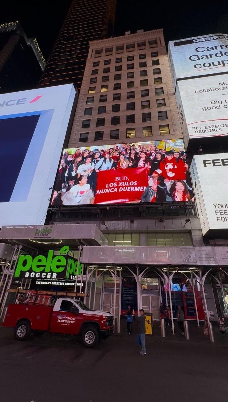 Fans de Young Cister llegan hasta Times Square para exigir a Budweiser invitación a exclusivo show