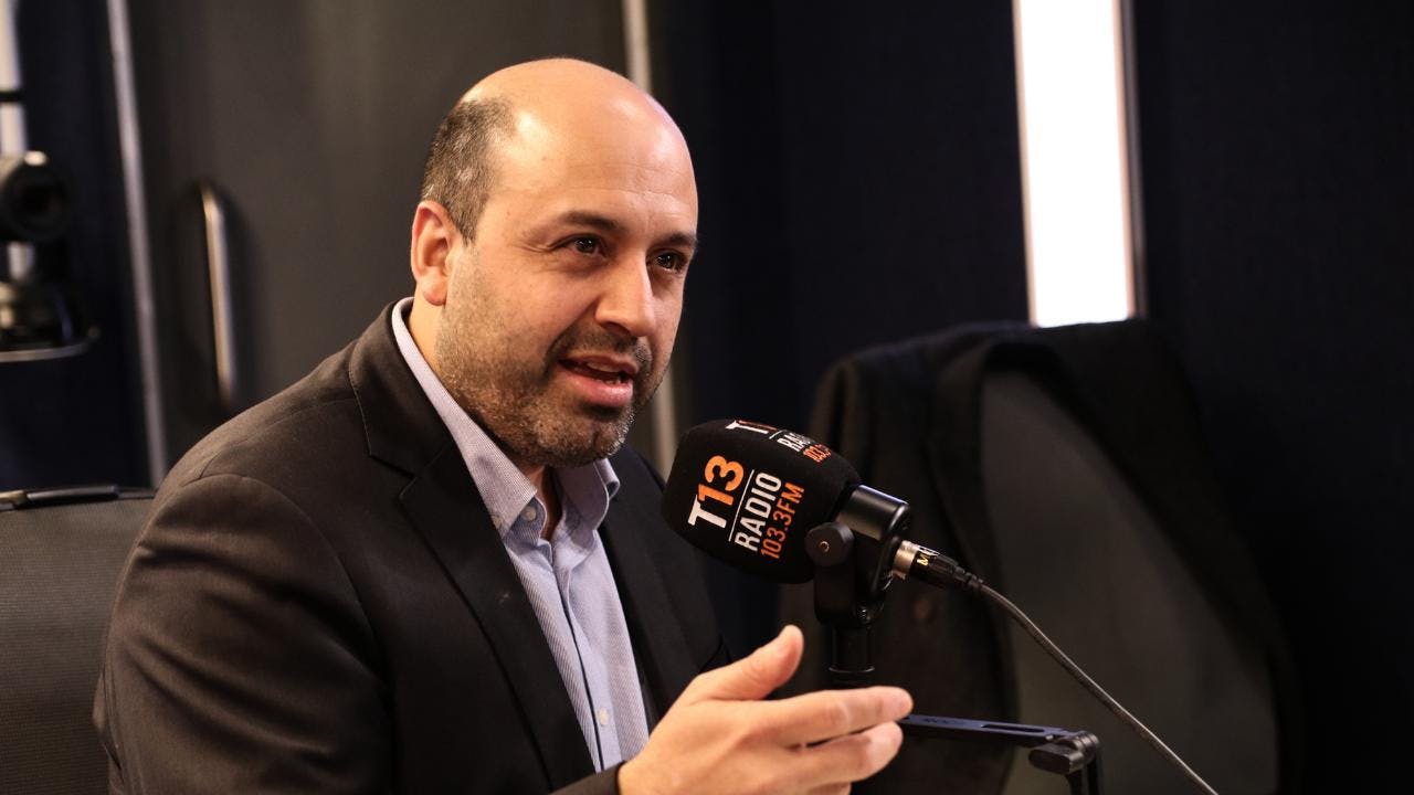Claudio Alvarado, director del IES: "Podemos discutir las causas del quiebre de la democracia y al mismo tiempo condenar la violación de los DDHH"