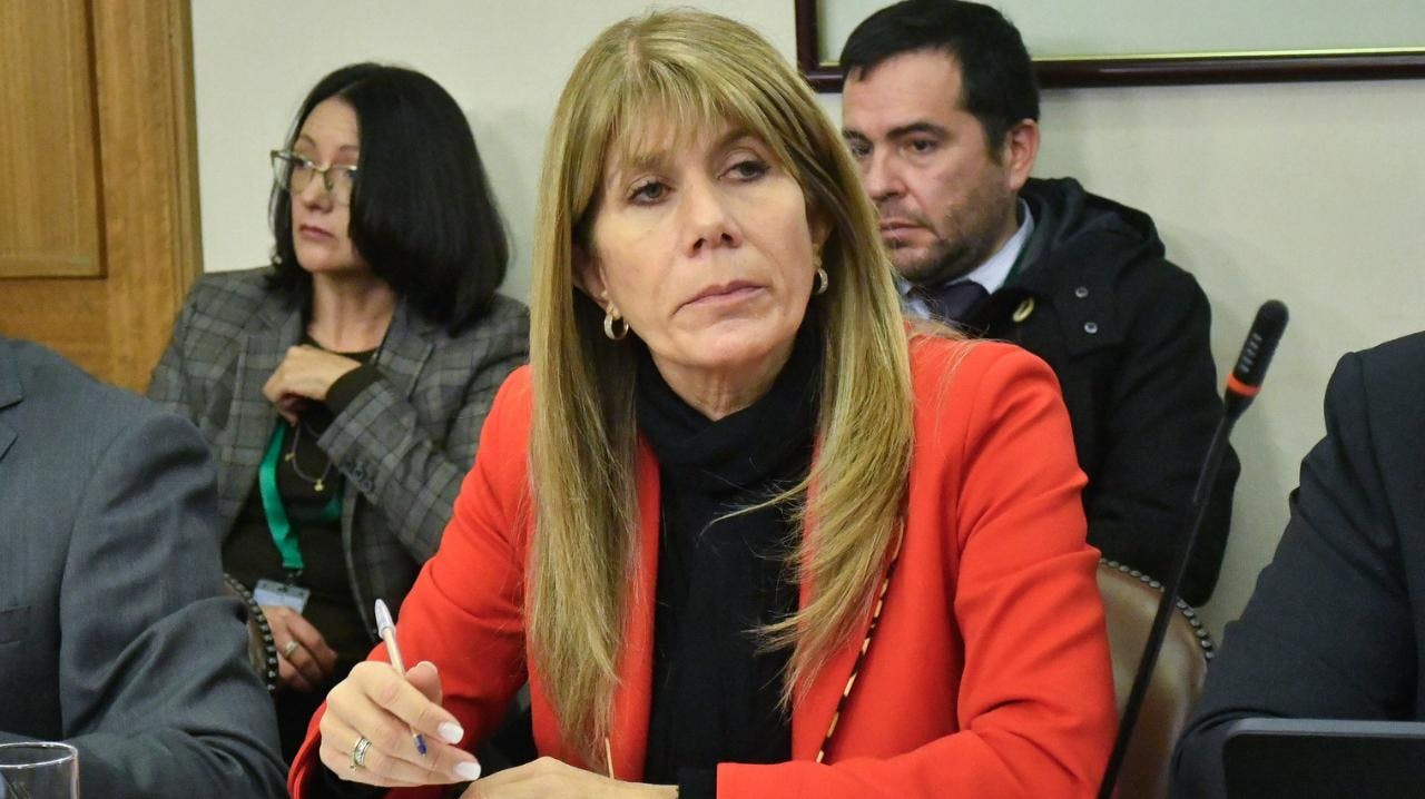 Ministra RIncón (Energía) anticipa baja a la bencina: “hay buenas noticias, si todo sigue como está debería bajar cien pesos"