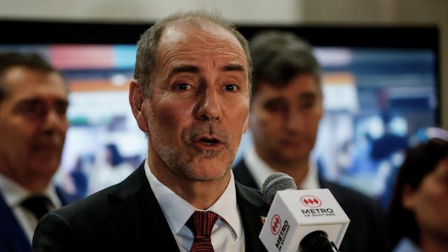 Biministro De Grange ante 'tren' de sistemas frontales: "En la medida de lo posible, la recomendación es evitar el viaje"