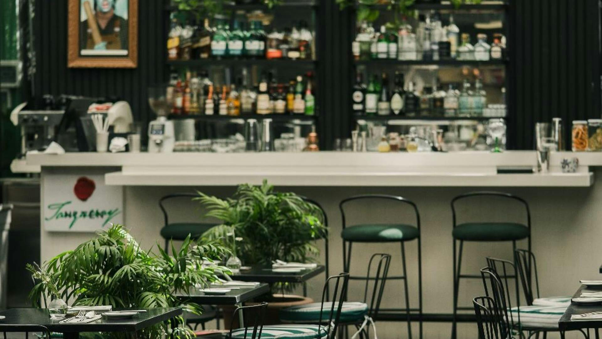Jardín Tragos y Pasteles, el premiado bar colombiano que une coctelería y pastelería, debuta en Chile en el ciclo La Mesa Latina