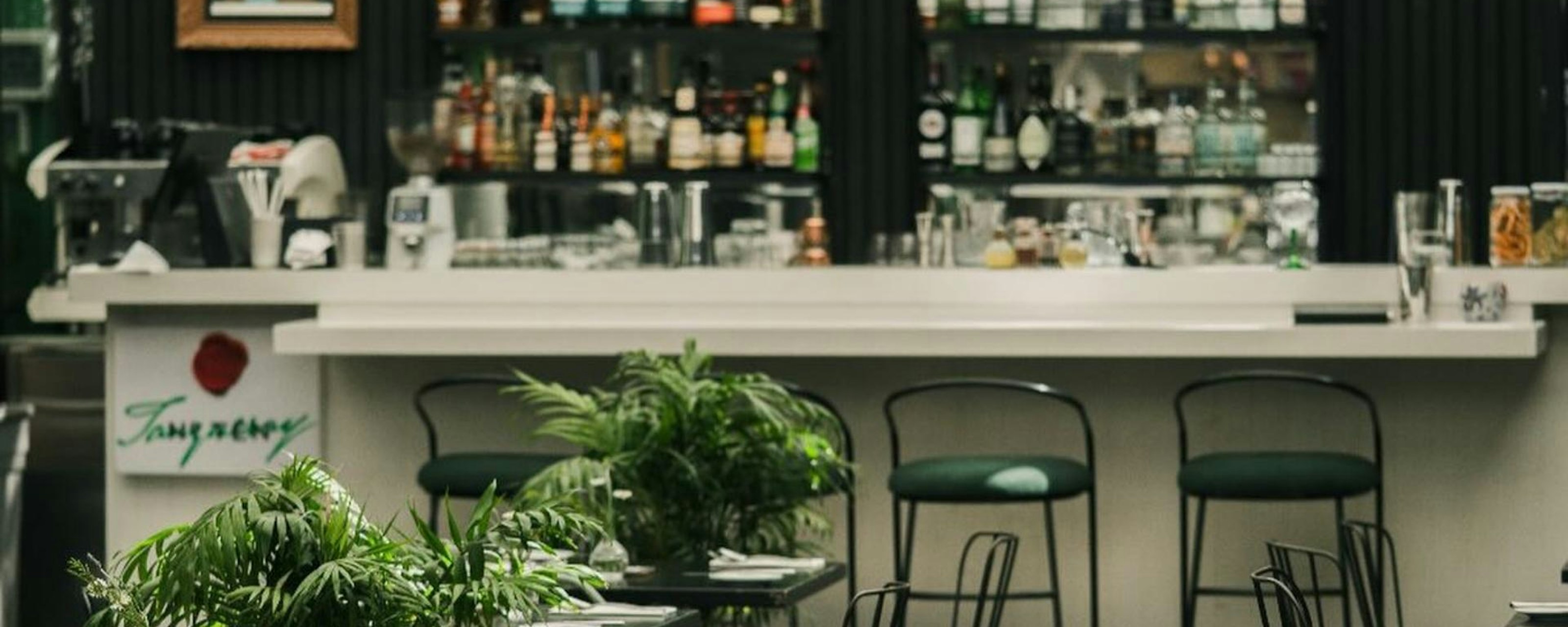 Jardín Tragos y Pasteles, el premiado bar colombiano que une coctelería y pastelería, debuta en Chile en el ciclo La Mesa Latina