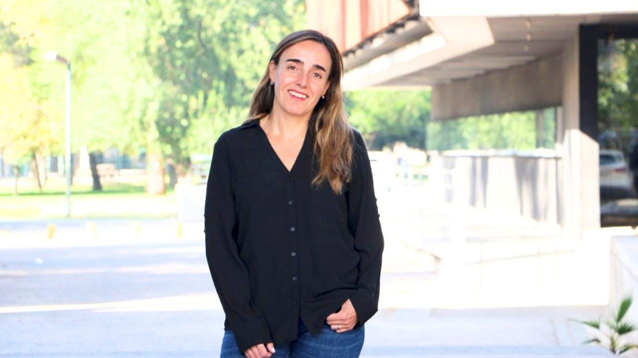 Paula Aguirre tras mayor misión chilena de IA en California: "Siempre tiene que haber un humano que tome las decisiones"