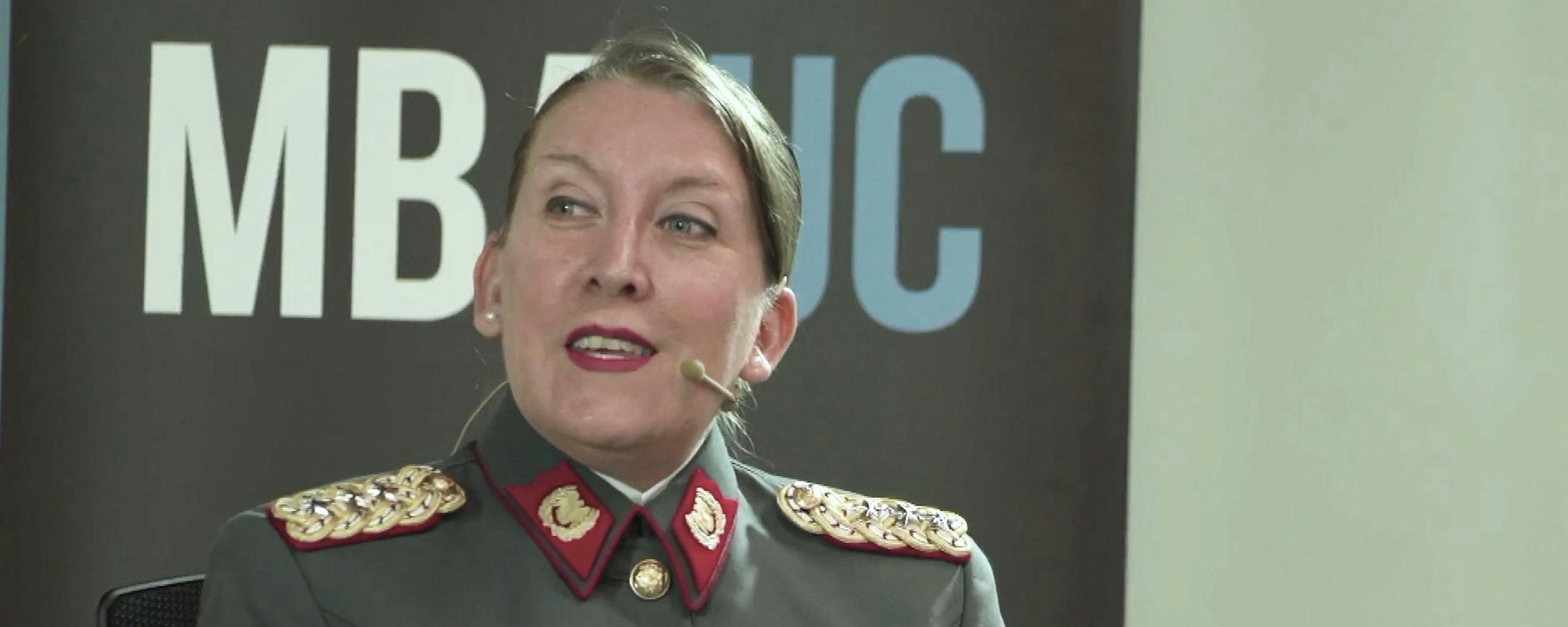 Liderar en un mundo de códigos masculinos: La Coronel María Paz Contreras en el nuevo episodio de "Liderazgo en Acción"