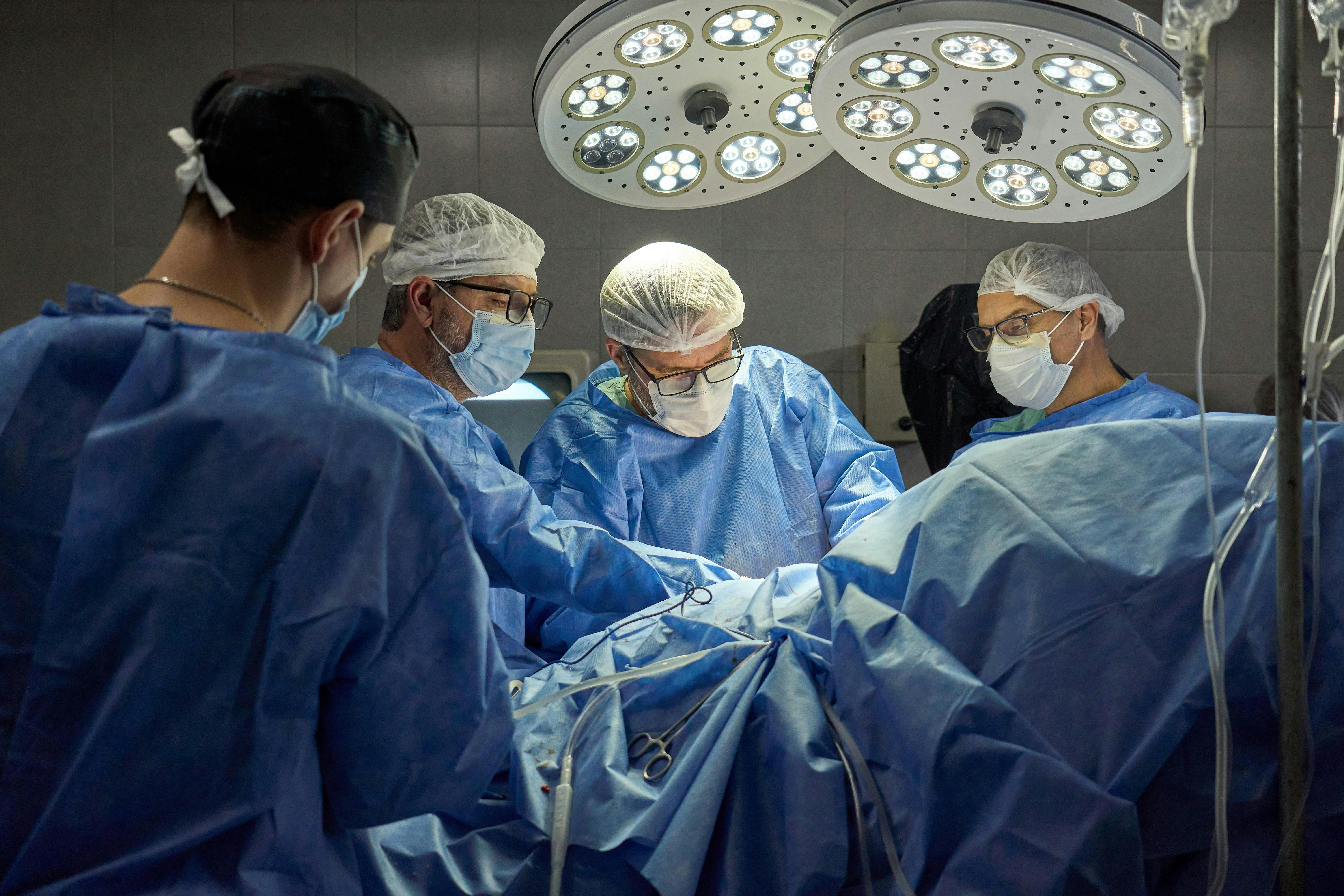 Clínica Universidad de los Andes ofrece 40 cirugías robóticas gratuitas a pacientes Fonasa con cáncer de próstata o colon