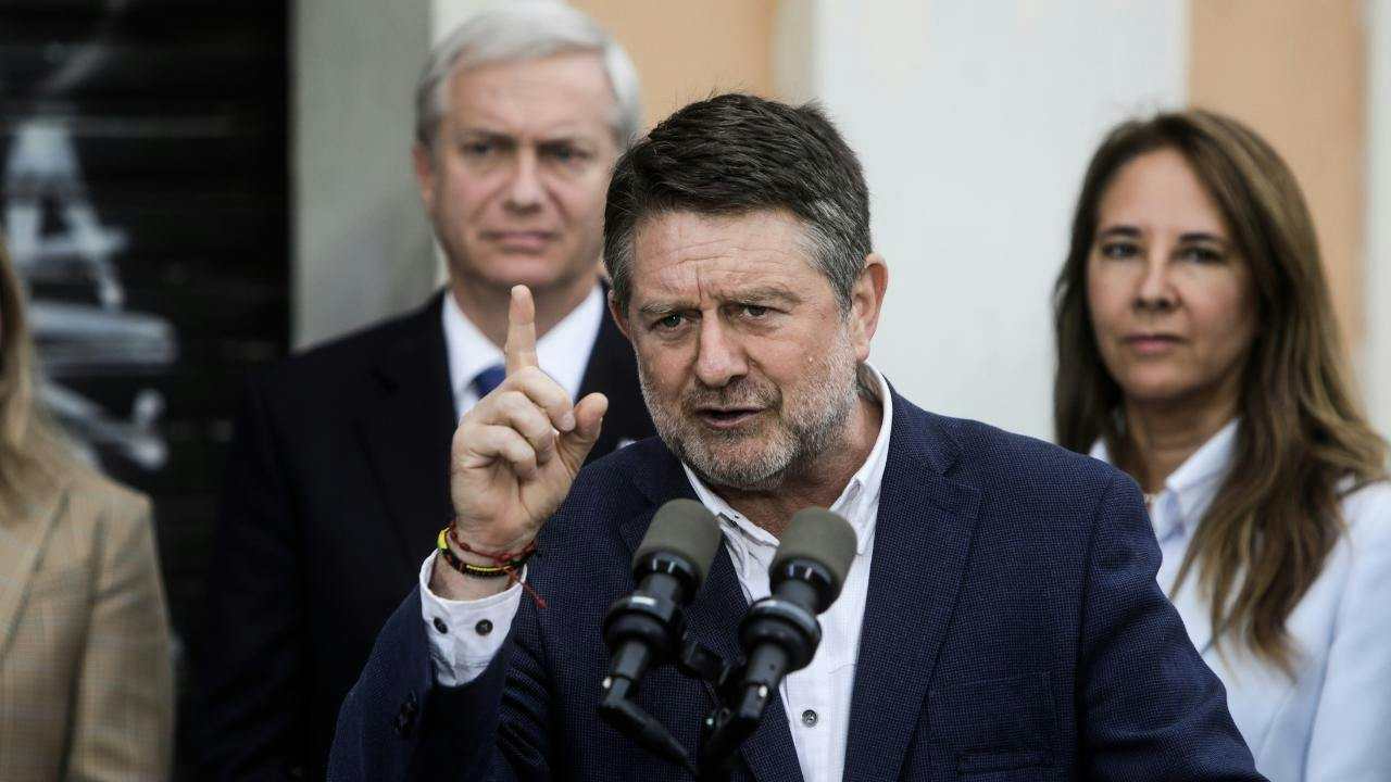 Claudio Orrego por desborde de Canal San Carlos: "Pediría que se alejen de las quebradas (...). Estamos en un momento de riesgo"