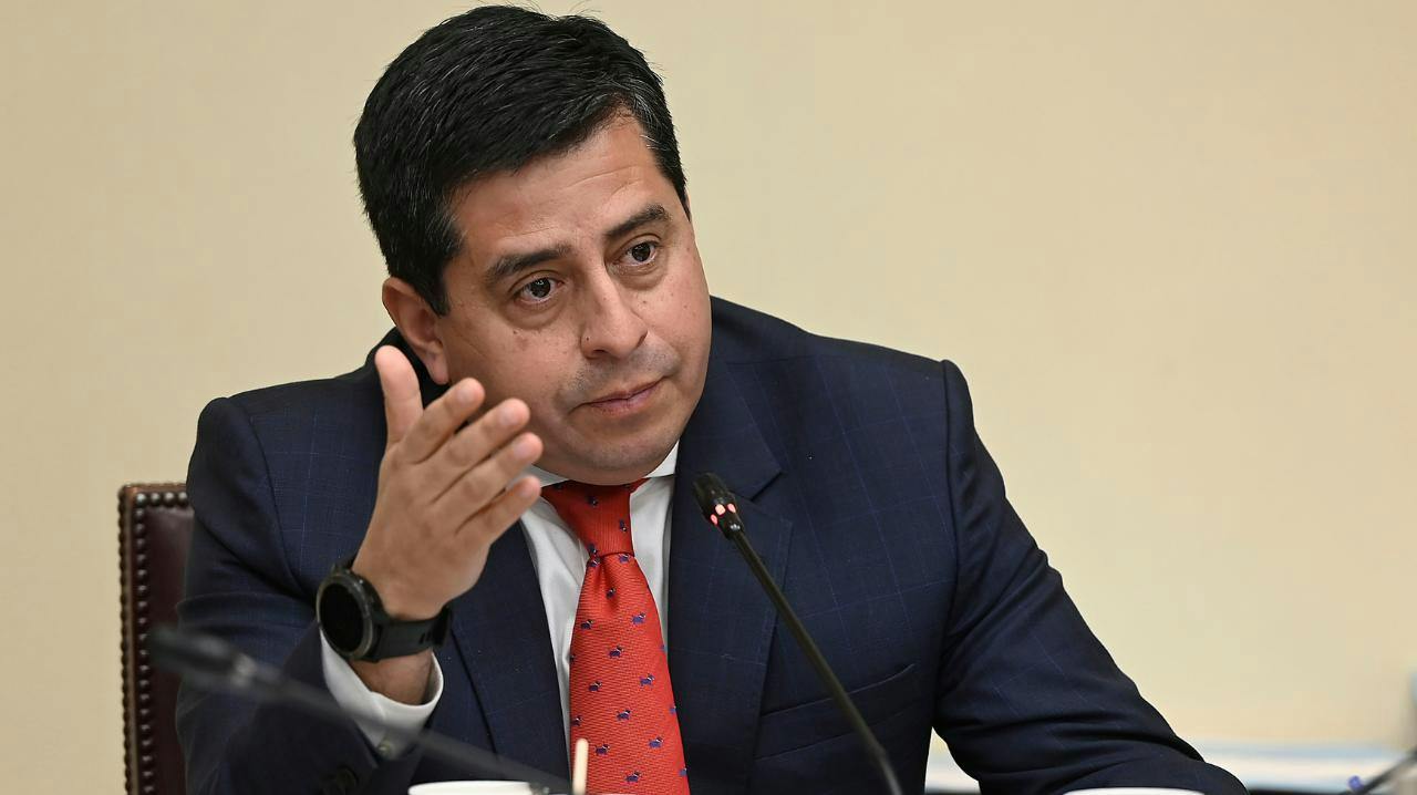 Senador Araya tras salida de la Comisión de Constitución: "¿En qué minuto llegar a acuerdos se transformó en un pecado?"