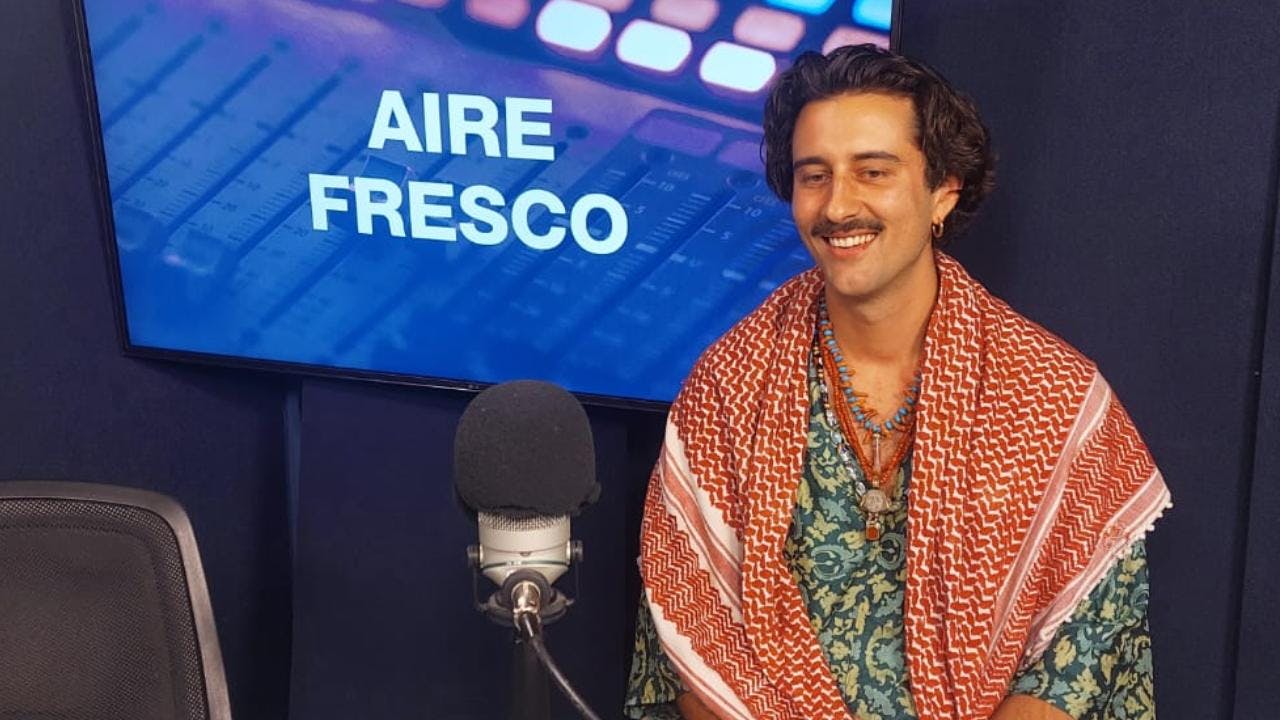 Vicente Hirmas sobre su exposición El primer juego: "Los pinté de negro para olvidar qué colores había puesto"
