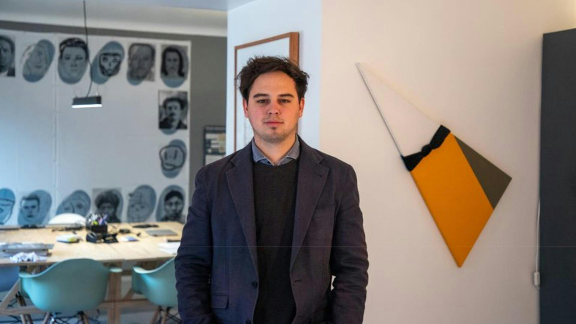 Antonio Echeverría sobre la exposición Ricardo Yrarrázaval: tres décadas: "Van apareciendo unos destellos de la cultura popular y de la política chilena de los años 80"