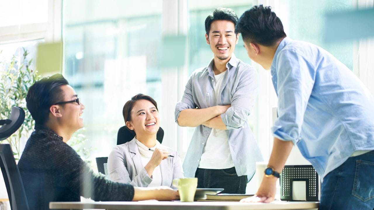 ¿Por qué los jóvenes chinos pagan para fingir que van a trabajar?