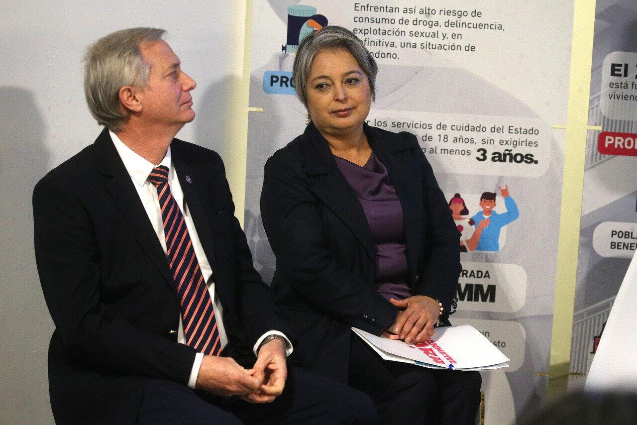 Jara sufre tropiezo en debate presidencial: Tras emplazamiento de Kast aseguró que no pretendía nacionalizar el cobre, pero su programa sí lo contemplaba