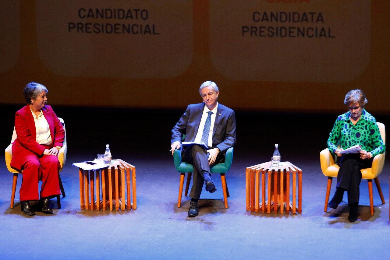 Jara, Kast y Matthei se ven las caras por primera vez tras primarias: La abanderada comunista y el republicano compartieron risas y tensión, mientras que la UDI evitó el confrontamiento
