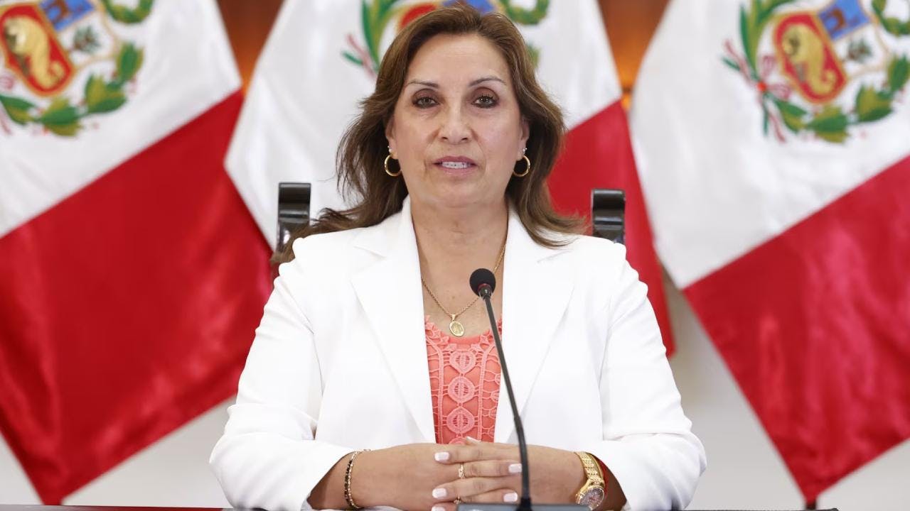 Dina Boluarte se duplica el sueldo en Perú pese a histórica desaprobación ciudadana