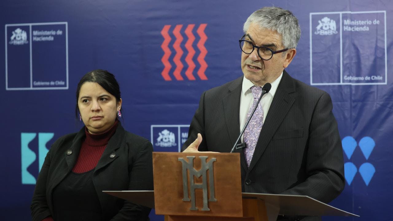 Marcel considera “difícil” alcanzar sueldo vital de $750 mil solo subiendo el salario mínimo