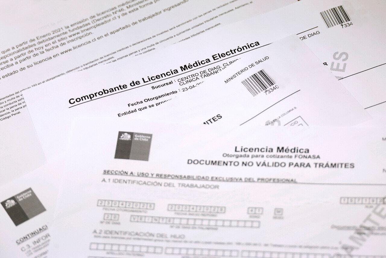 Suseso ahora investigará viajes al extranjero con licencias médicas en el sector privado: Se cruzarán datos de más de 2,8 millones de personas