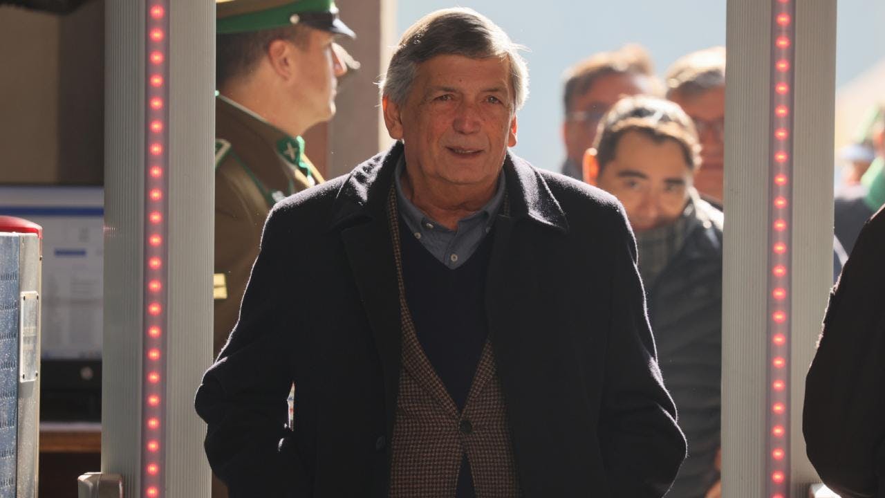 Lautaro Carmona asegura que el futuro de Jeannette Jara en el PC lo decidirá “la dirección del partido” junto a la candidata