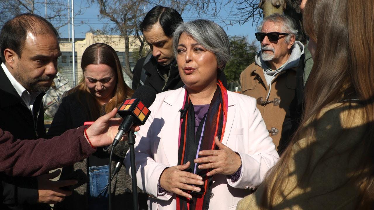 Jeannette Jara deja abierta la posibilidad de suspender su militancia al PC tras triunfar en las primarias