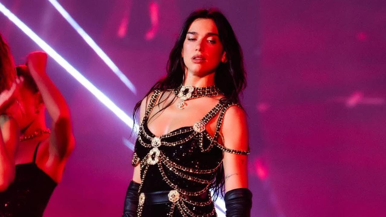 Dua Lipa rinde homenaje a The Beatles con cover en Liverpool