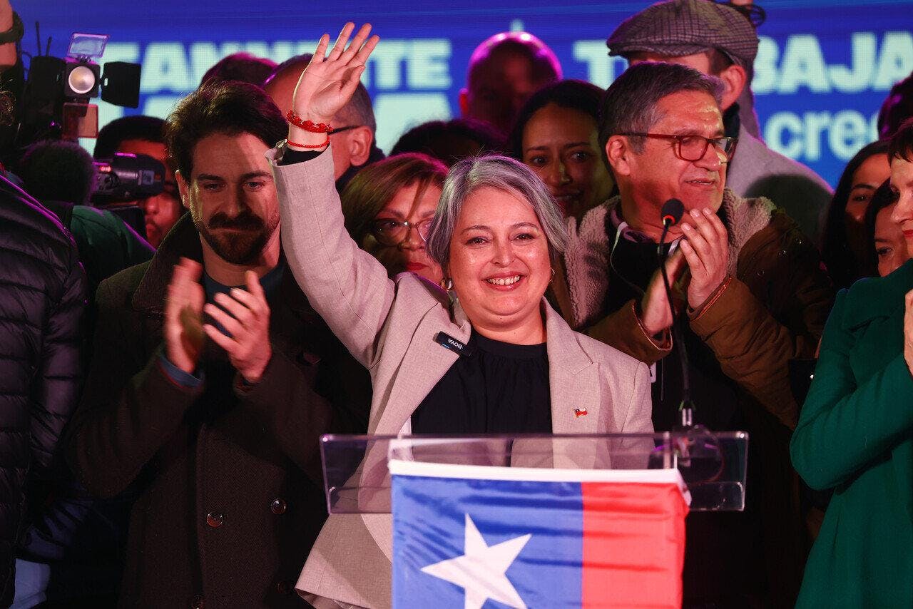 “Vengo a ofrecer mi corazón de mujer chilena. Con mucho amor y unidad”: Jeannette Jara festeja su triunfo asegurando que no va a “vender promesas vacías, ni soluciones facilistas”
