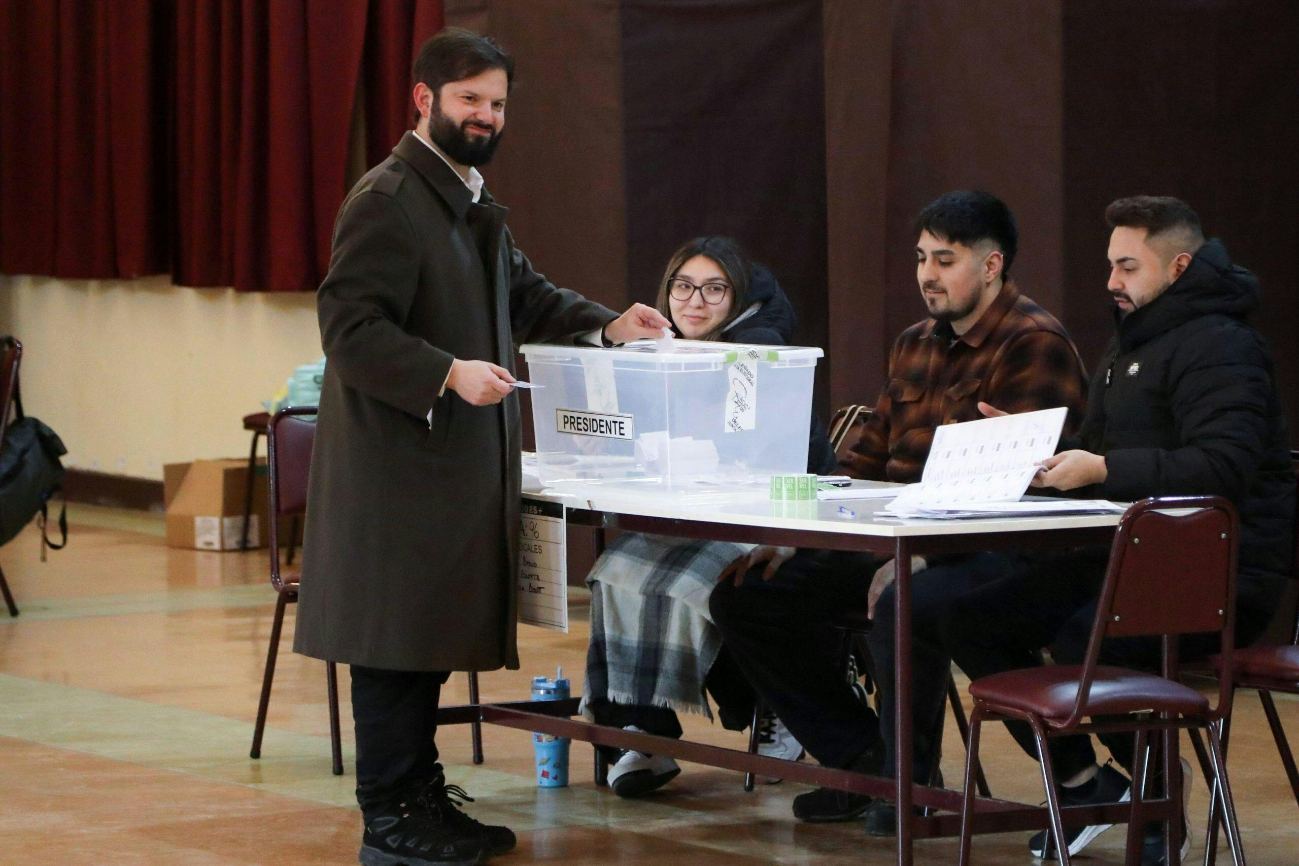 En la mesa en la que vota el Presidente Gabriel Boric, ganó la candidata Jeannette Jara con 46 votos