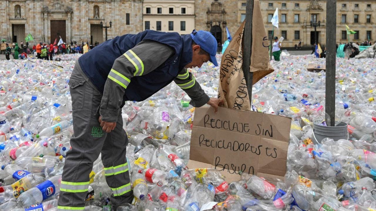 La protesta de recicladores colombianos: Llenan la plaza de plásticos