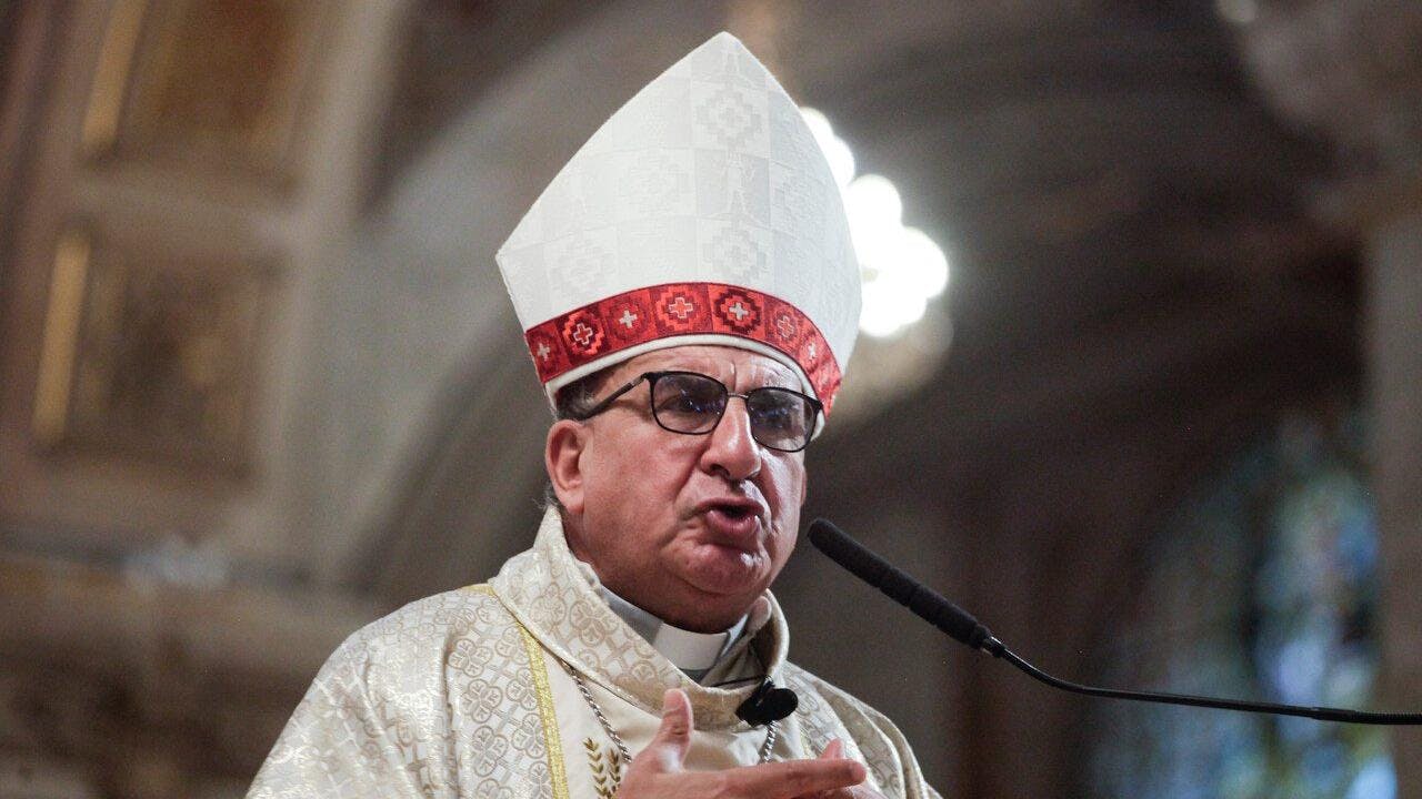 Cardenal Chomalí entrega carta a candidatos presidenciales y les pidió una “clase magistral de humanidad y civilidad”
