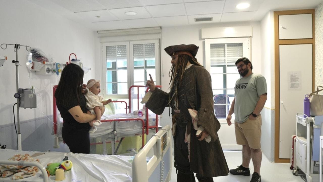 Johnny Depp visita hospital infantil en Madrid caracterizado como Jack Sparrow