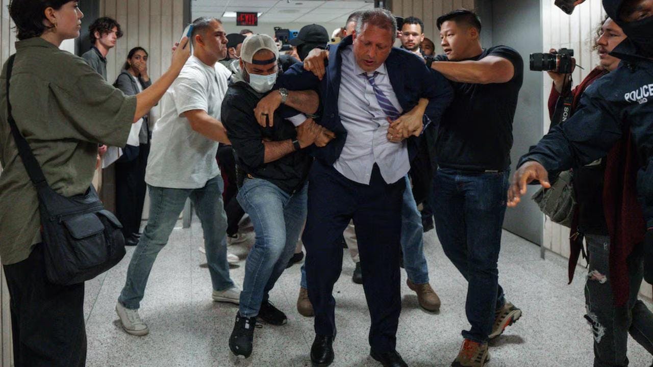 Detienen a Brad Lander, candidato demócrata a la alcaldía de Nueva York, en medio de un arresto a inmigrantes