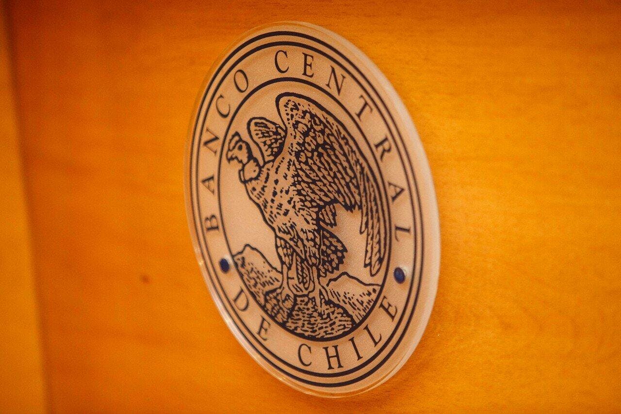 Banco Central decide mantener tasa de interés y resalta los peligros de la guerra en Medio Oriente