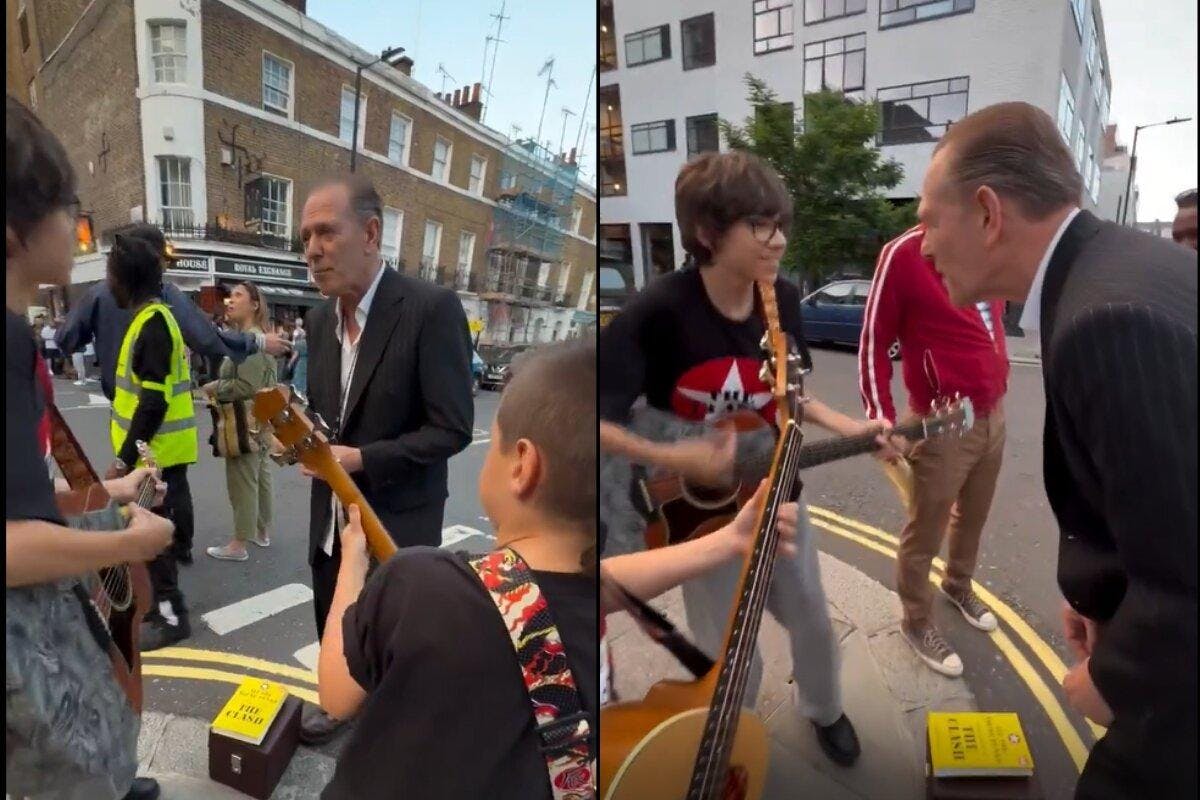 Paul Simonon canta The Guns of Brixton junto a niños que tocaban en la calle