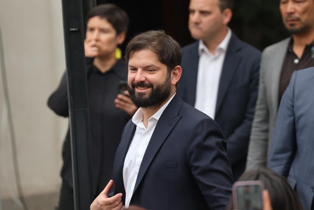 Presidente Gabriel Boric al votar: "Todos valemos lo mismo, ese es el sentido de la democracia que se expresa hoy"