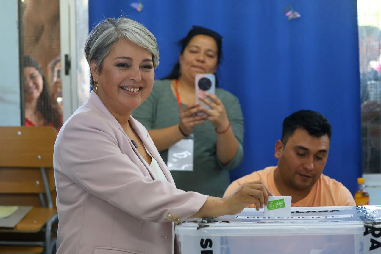 Jeannette Jara debió esperar más de 35 minutos para votar: "Más que una llegada caótica fue masiva y alegre, por suerte puedo caminar tranquilamente por la calle"