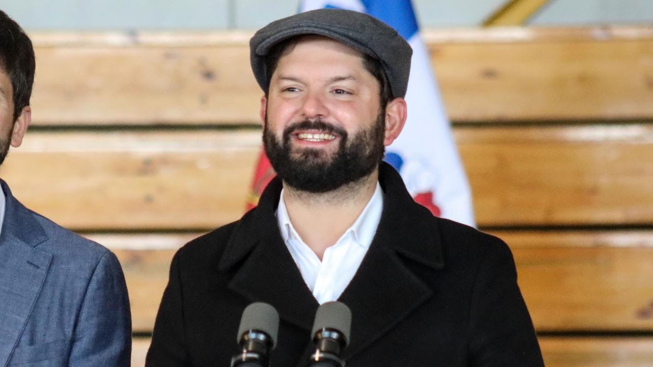 Presidente Gabriel Boric realiza llamado a Jara y Kast: "Les deseo suerte a ambos candidatos que pasaron y como jefe de Estado los insto a tener un debate con altura de miras"