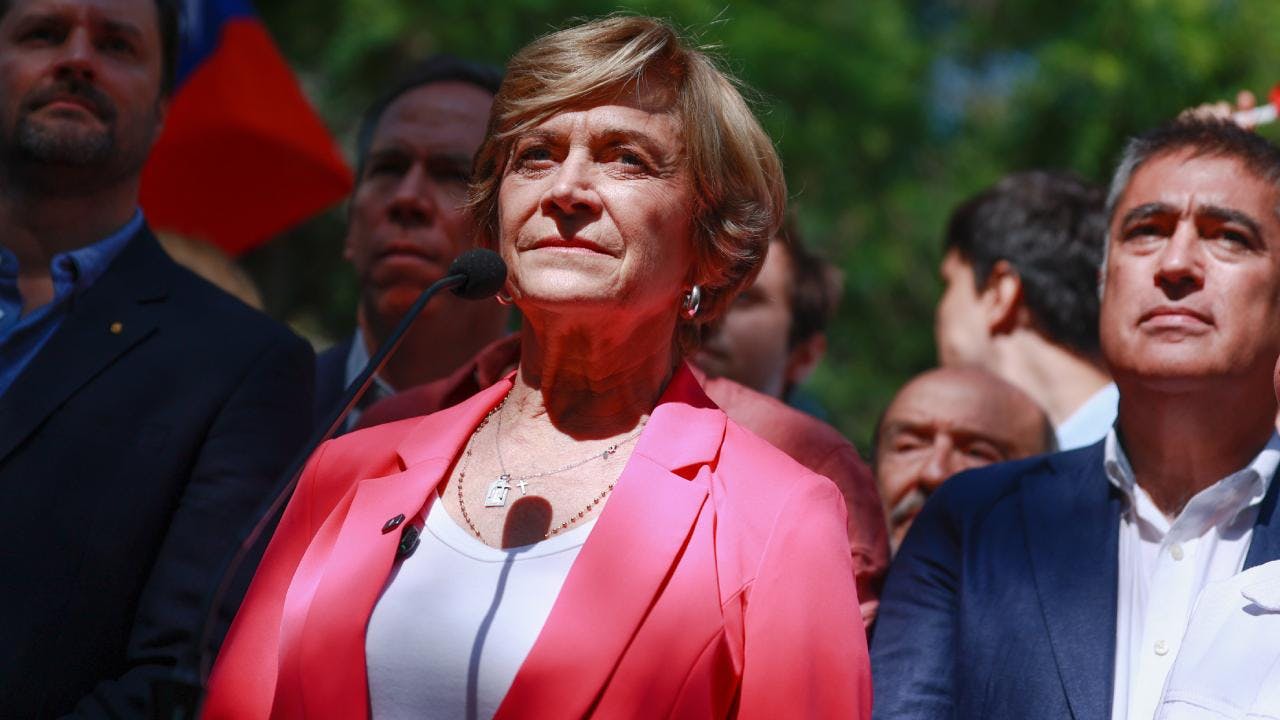 Evelyn Matthei tras resultados oficiales: "Ahora vamos al comando de José Antonio Kast para felicitarlo como corresponde"