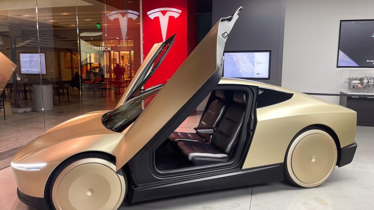 Tesla bajo presión: caen sus ventas, fracasan los robotaxis y Musk distrae con política