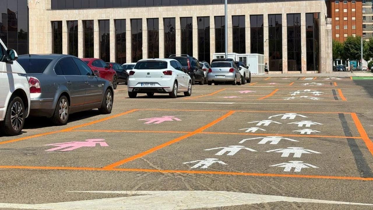Polémica en España por la implementación de estacionamientos exclusivos para mujeres