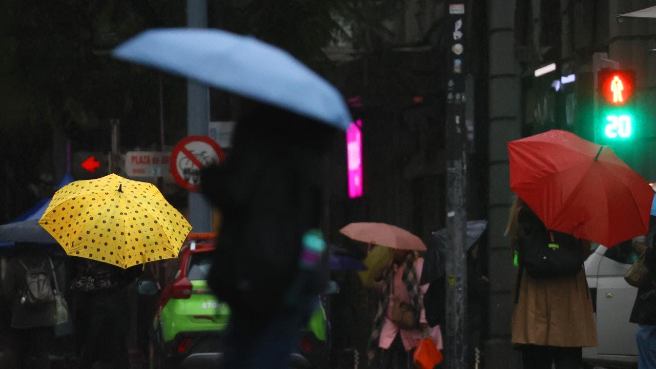 Sistema frontal llega a Región Metropolitana: ¿Qué día comienza y cuántos milímetros se esperan?