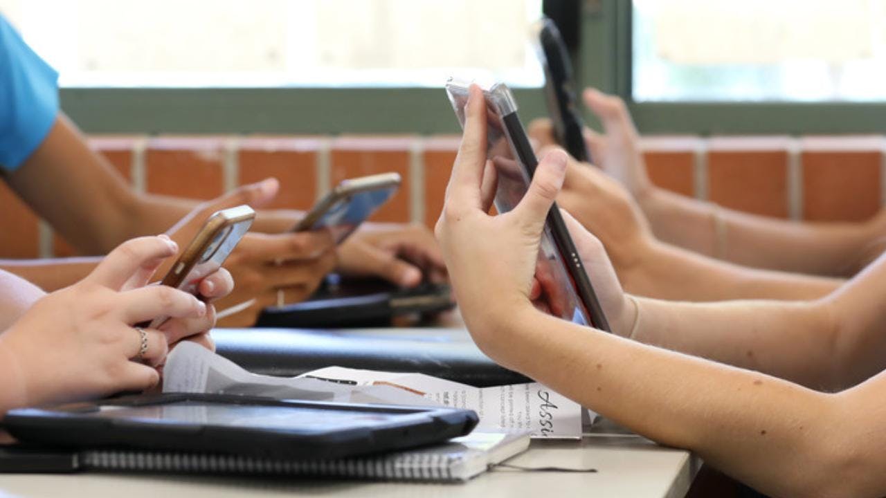 Lo Barnechea instala inhibidores de señal para restringir uso de celulares en colegios